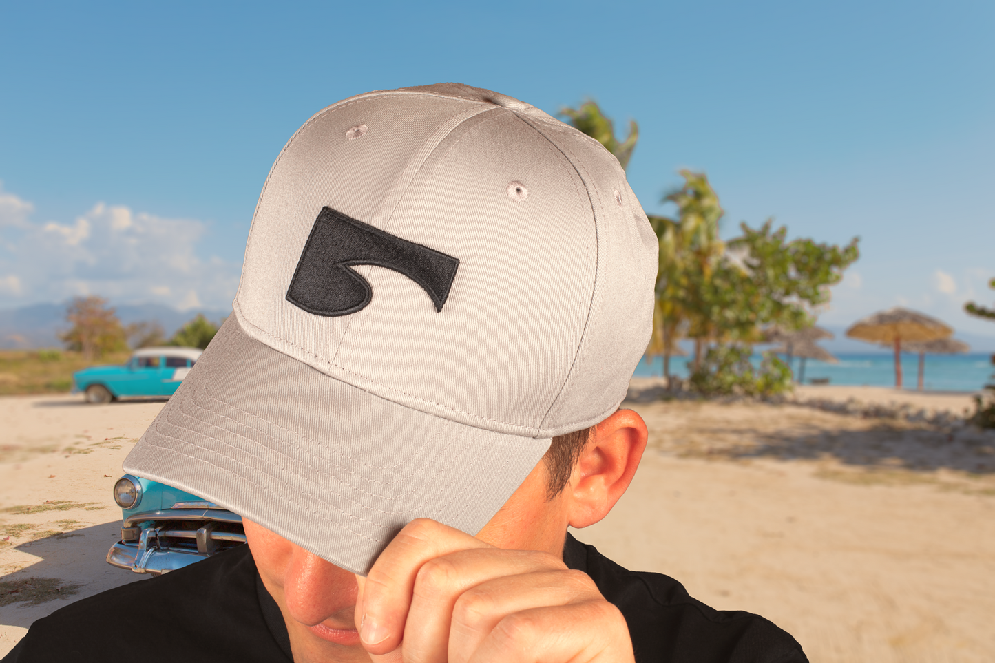 Das CURRNT Baseball-Cap ist zu 100% aus Baumwolle gefertigt und passt sich dank der verstellbaren Knopfleiste jeder Kopfform an. Dank der niedrigeren Crown sitzt das Cap optisch nicht so hoch und du bekommst dadurch einen besseren Tragekomfort als bei herkömmlichen Caps.