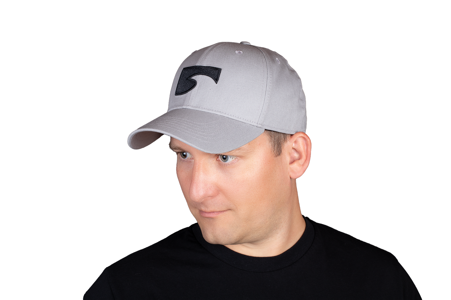 Das CURRNT Baseball-Cap ist zu 100% aus Baumwolle gefertigt und passt sich dank der verstellbaren Knopfleiste jeder Kopfform an. Dank der niedrigeren Crown sitzt das Cap optisch nicht so hoch und du bekommst dadurch einen besseren Tragekomfort als bei herkömmlichen Caps.