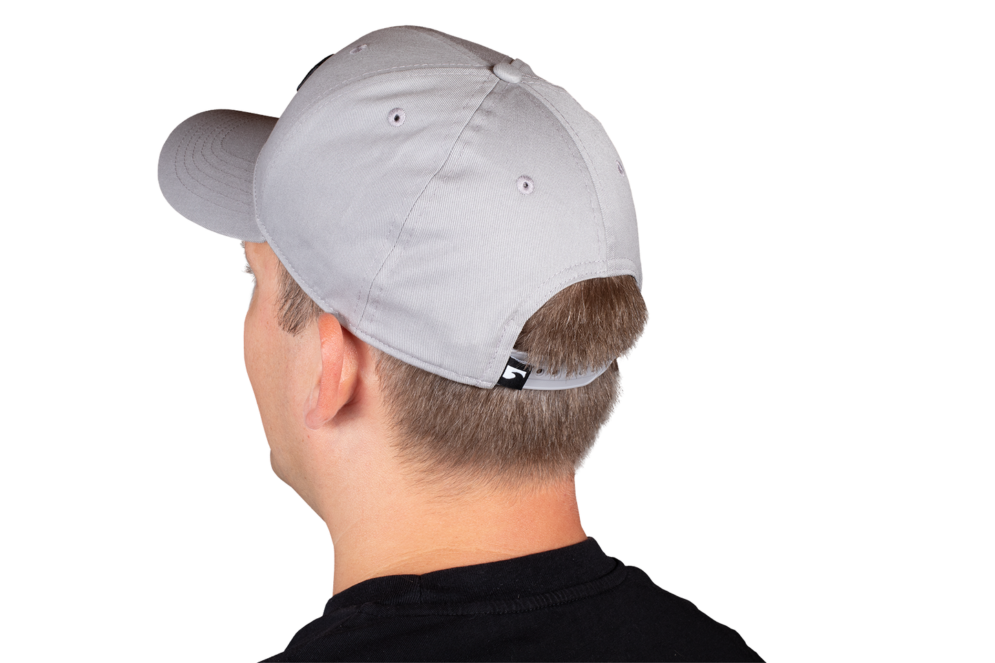 Das CURRNT Baseball-Cap ist zu 100% aus Baumwolle gefertigt und passt sich dank der verstellbaren Knopfleiste jeder Kopfform an. Dank der niedrigeren Crown sitzt das Cap optisch nicht so hoch und du bekommst dadurch einen besseren Tragekomfort als bei herkömmlichen Caps.