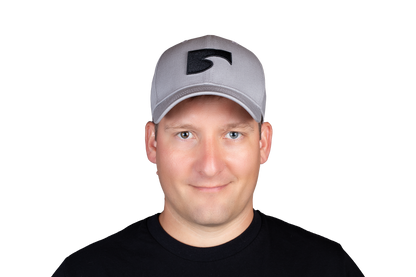 Das CURRNT Baseball-Cap ist zu 100% aus Baumwolle gefertigt und passt sich dank der verstellbaren Knopfleiste jeder Kopfform an. Dank der niedrigeren Crown sitzt das Cap optisch nicht so hoch und du bekommst dadurch einen besseren Tragekomfort als bei herkömmlichen Caps. 