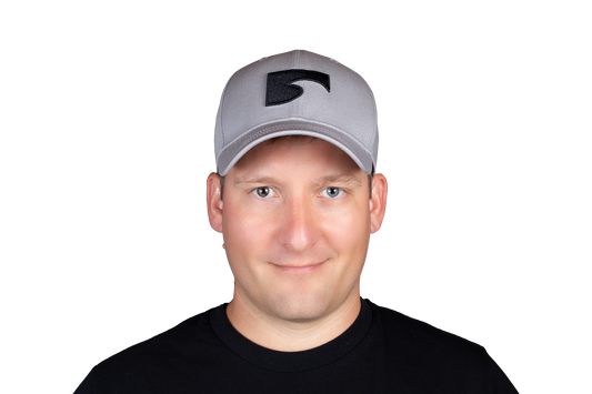 Das CURRNT Baseball-Cap ist zu 100% aus Baumwolle gefertigt und passt sich dank der verstellbaren Knopfleiste jeder Kopfform an. Dank der niedrigeren Crown sitzt das Cap optisch nicht so hoch und du bekommst dadurch einen besseren Tragekomfort als bei herkömmlichen Caps. 